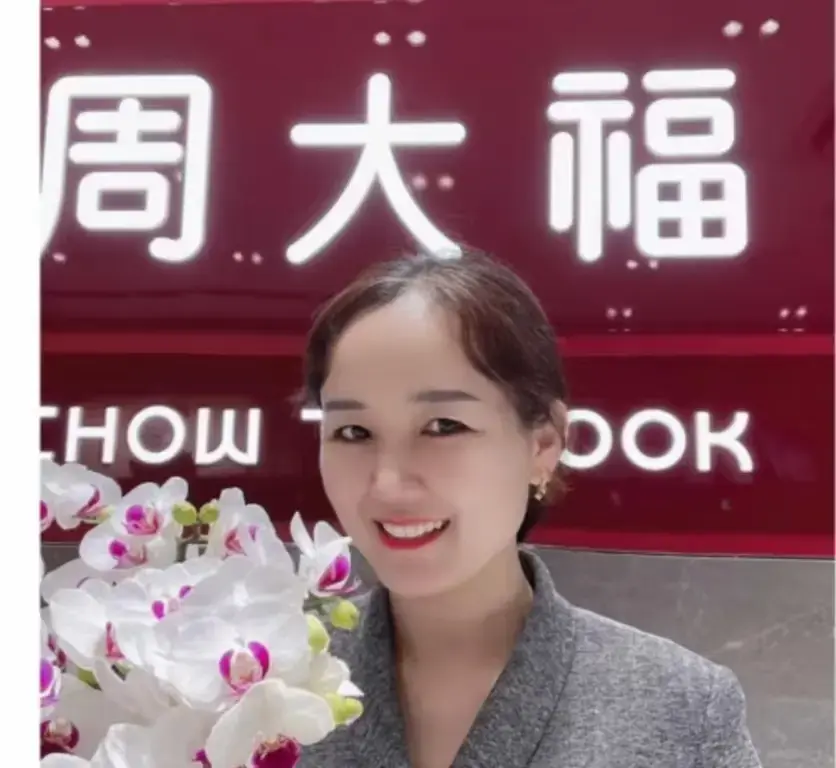 盐城周大福金店一拖三事件完整版资源-射阳周大福一拖三视频在线观看-附完整版视频免费播放