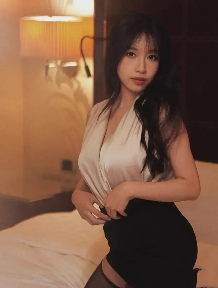 《小凤新婚》全集完整版在线免费放送-苏畅艾熙双人演绎小凤新婚-纯净版无植入无弹窗免登录极速秒存-高清直链无删减无套路观看